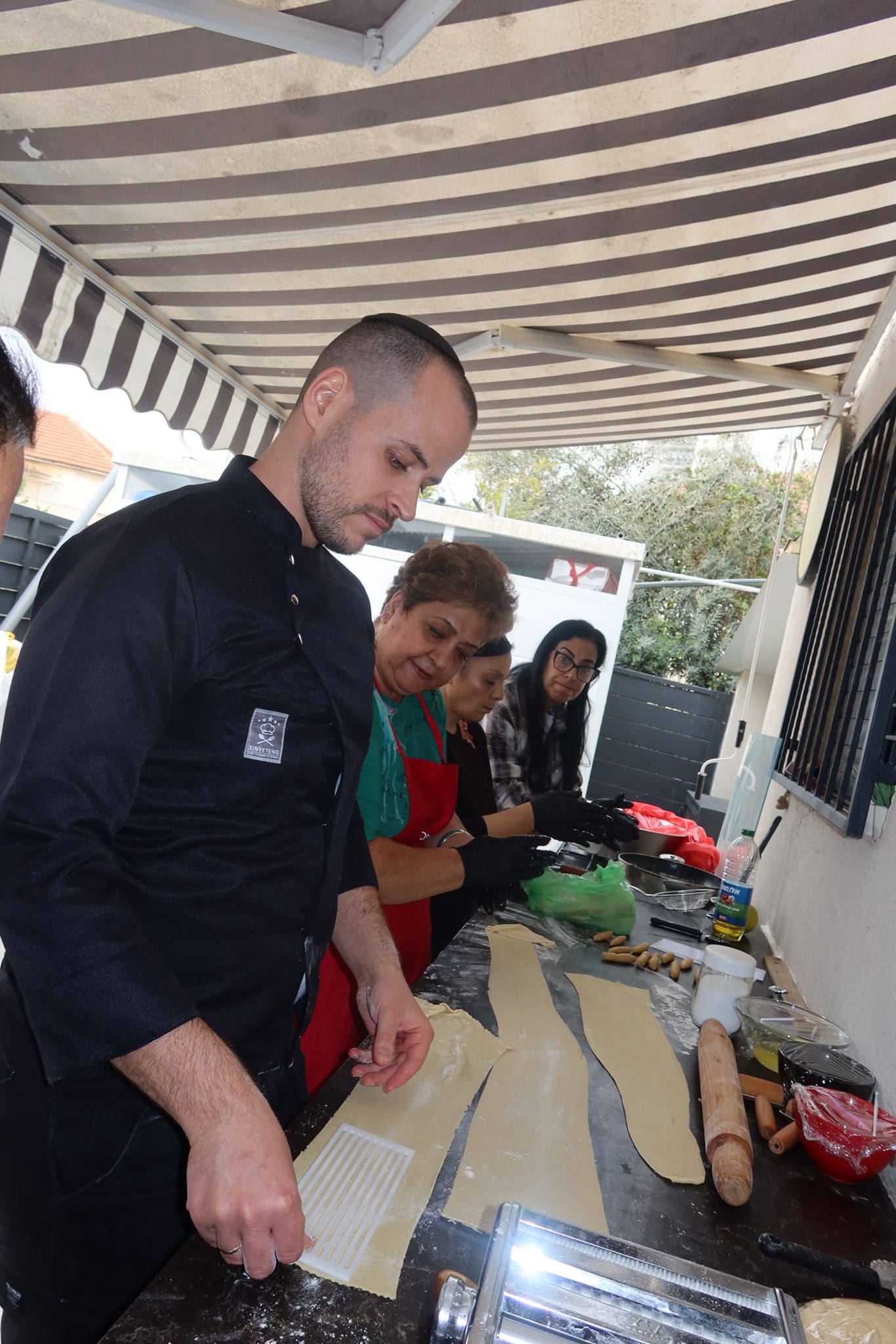 עומר חן מכין עוגיות מרוקאיות בעבודת יד